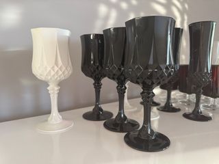 Copas de cristal negro y rojo