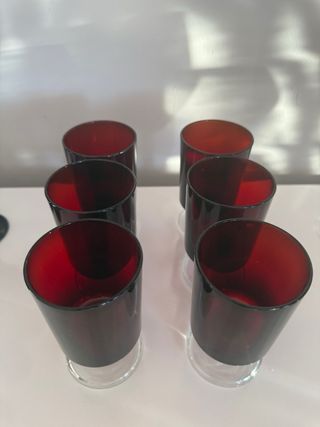 Copas de cristal negro y rojo