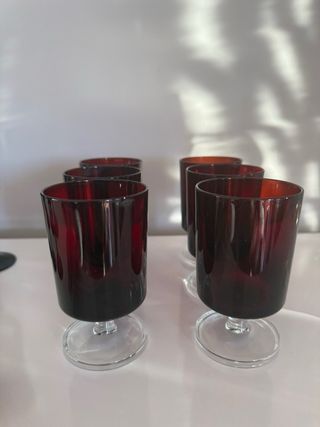 Copas de cristal negro y rojo