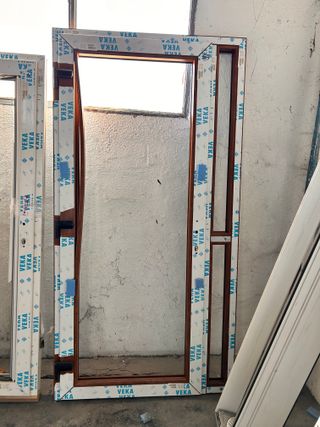 Puerta de entrada con fijo lateral