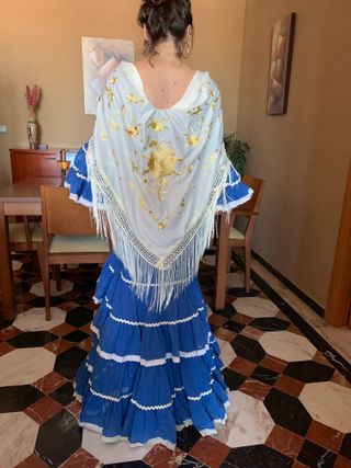 Traje flamenca azul con vivos en blanco