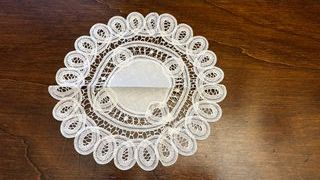 Elegante Centrino Tondo in Pizzo Rinascimento