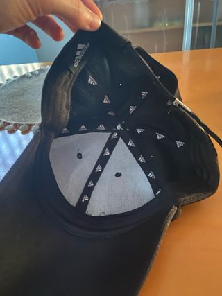 Gorra Adidas Negra con Logo Repetido