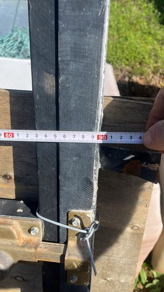 Puerta metálica exterior con barrotes mazizo