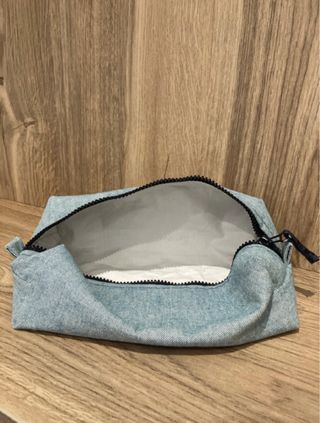 Neceser de viaje azul y negro