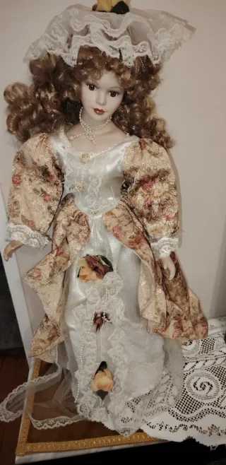 Muñeca de porcelana antigua