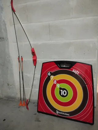 Arco y diana con flechas de ventosa