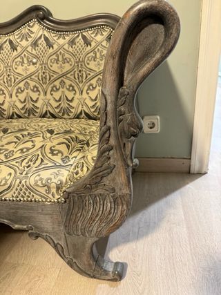 Sofá antiguo con cisnes en relieve