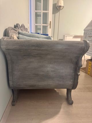 Sofá antiguo con cisnes en relieve