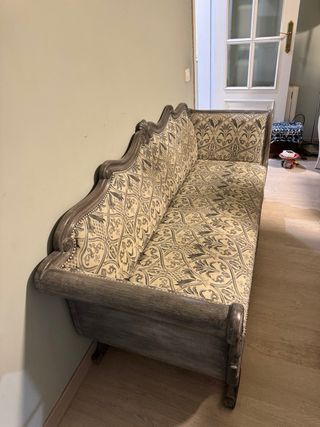 Sofá antiguo con cisnes en relieve