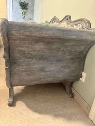 Sofá antiguo con cisnes en relieve