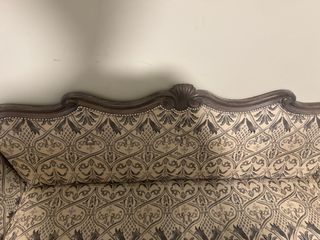 Sofá antiguo con cisnes en relieve