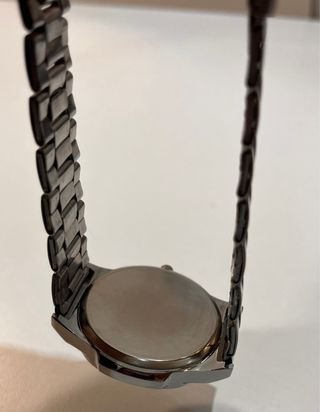 Reloj de pulsera plateado y negro