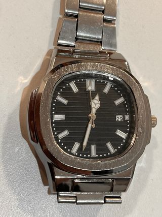 Reloj de pulsera plateado y negro