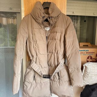 Abrigo largo plumífero, con cinturón, color arena