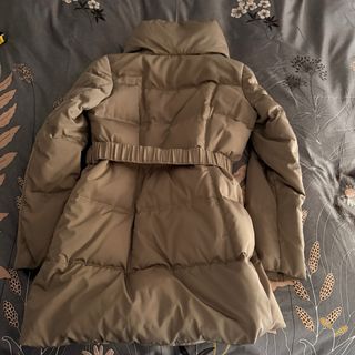 Abrigo largo plumífero, con cinturón, color arena