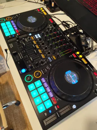 Pioneer DDJ 1000 + Decksaver + Maletín