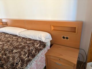 Cabecero y 2 mesitas de noche de madera