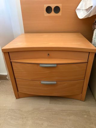 Cabecero y 2 mesitas de noche de madera