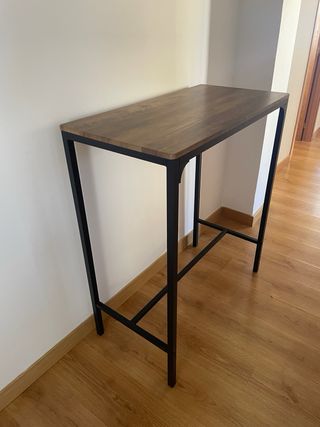 Mesa alta y 2 taburetes