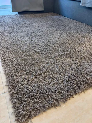 Alfombra mullida gris estilo shaggy