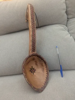 Artesanía Rumana madera: Cucharón, platos, caja