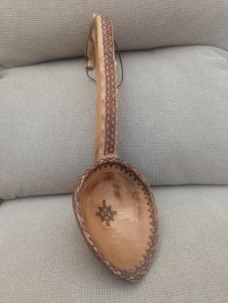 Artesanía Rumana madera: Cucharón, platos, caja