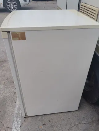 Nevera pequeña blanca