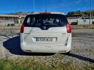 Peugeot 5008 2011