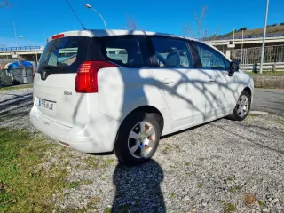 Peugeot 5008 2011