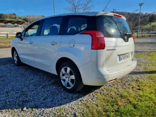 Peugeot 5008 2011