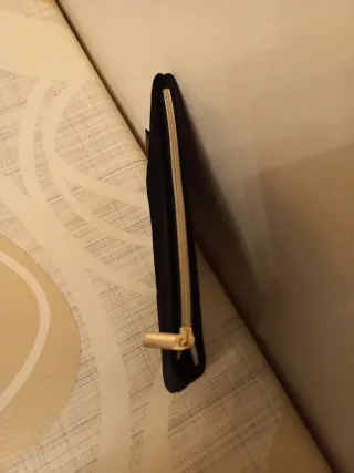 Pochette L'Oréal in velluto nero