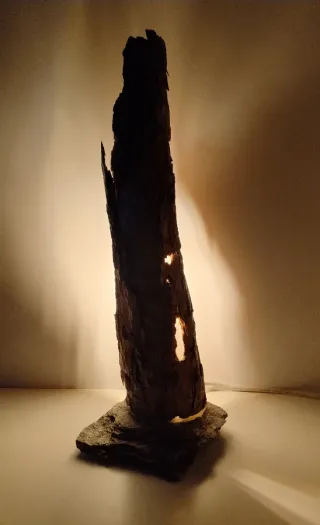 Lampada di design in pietra e legno