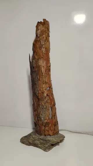 Lampada di design in pietra e legno