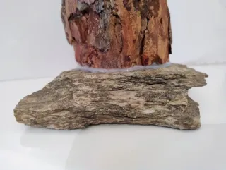 Lampada di design in pietra e legno