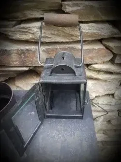 Antiguo farol ferroviario electrificado