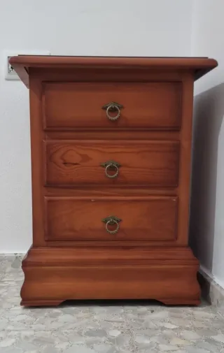 Cómoda de madera con espejo y 2 mesitas de noche