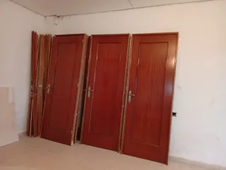 Puerta de madera marrón de roble macizas