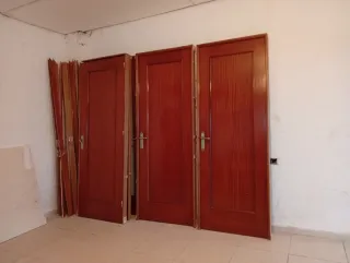 Puerta de madera marrón de roble macizas