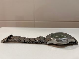 Reloj de pulsera plateado con esfera verde