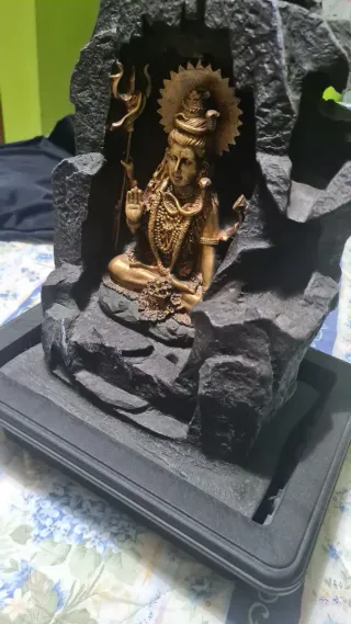 Fuente de agua con figura de Shiva