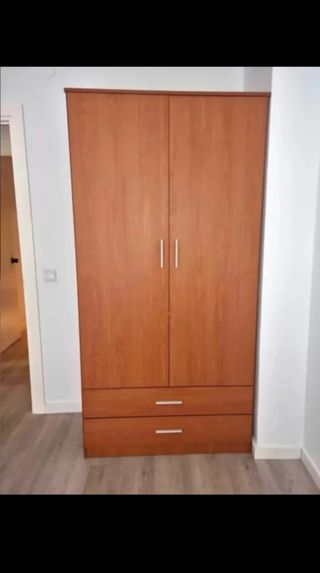 Armario de madera marrón