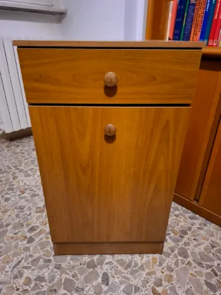 Mobiletto in legno con cassetto