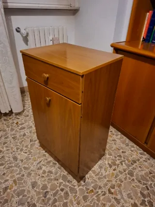 Mobiletto in legno con cassetto