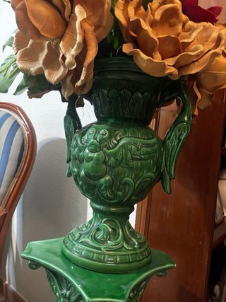 Jarrón de cerámica verde con pie