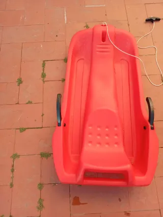 Trineo rojo con cuerda