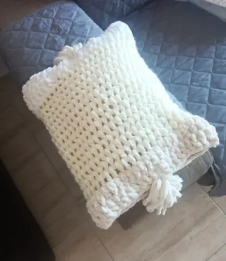 Cojín blanco con pompones