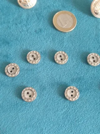 Set bottoni metallo: 6 grandi + 10 piccoli