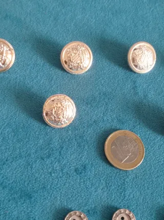 Set bottoni metallo: 6 grandi + 10 piccoli