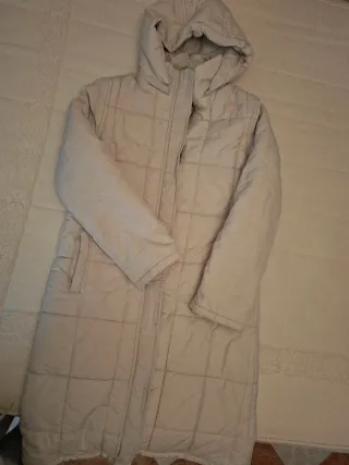 Plumas largo mujer talla 40 con capucha. Gris clar